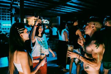 Viajero Hostels | Viajero Santa Marta | Grupo de viajeros creando lazos en la rumba crossover de viajero hostels Santa Marta en las horas de las noches mientras bailan y brindan