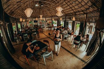 Viajero Hostels | Viajero Tayrona | Viajeros y mochileros compartiendo y conociendose en el comedor de viajero hostels Tayrona en medio de la jungla, playa y cultura del caribe colombian