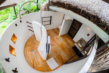 Viajero Hostels | Viajero Tayrona | Baño privado en estilo en caracol con espejo completo y espacio amplio en tonos claros con vibes playeros de viajero hostel Tayrona