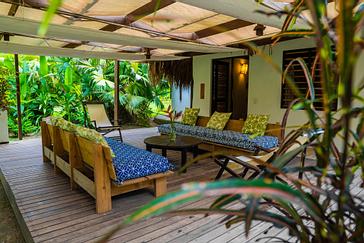 Viajero Hostels | Viajero Tayrona | Terraza de ecohabs privada con sofás, mesita de centro, espacio en medio de la naturaleza y playa del caribe colombiano en viajero hostels Tayrona