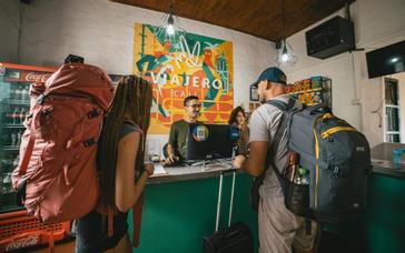 Viajero Hostels | Viajero Cali | Tourist couple talking to the reception at Viajero Cali.