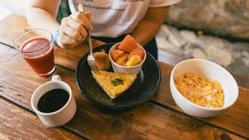 Viajero Hostels | Viajero Cali | Breakfast with delicious food and drinks at Viajero Cali.