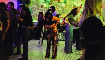 Viajero Hostels | Viajero Bogotá | Personas disfrutando y bailando en evento de aniversario en la casa cultural en el centro de Bogotá La nevera, con restaurante y musica en vivo