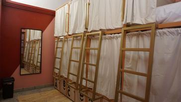 Viajero Hostels | Viajero Oaxaca Hostel | Share dormitory for 6 people, with bunk beds in metal, vibrant colors, privacy curtains, lockers and bathroom at the hostel in Oaxaca, Mexico