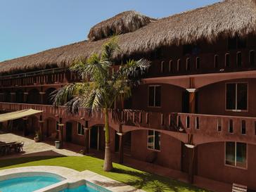 Viajero Hostels | Viajero Puerto Escondido | habitaciones con vistas a la piscina, y zona social de Viajero Hostels Puerto Escondido, en brisas de Zicatela