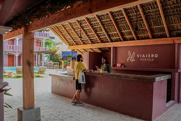 Viajero Hostels | Viajero Puerto Escondido | Recepción de Viajero Hostels Puerto Escondido, ubicado en brisas de Zicatela, a pocas calles de la playa Punta de Zicatela