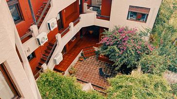 Viajero Hostels | Viajero Colonia Posada B&B | Vista del patio de Viajero Posada desde un tercer piso