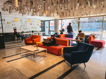 Viajero Hostels | Viajero Buenos Aires | Zona de estar con sofás y sillas para todos los huéspedes en Viajero Buenos Aires